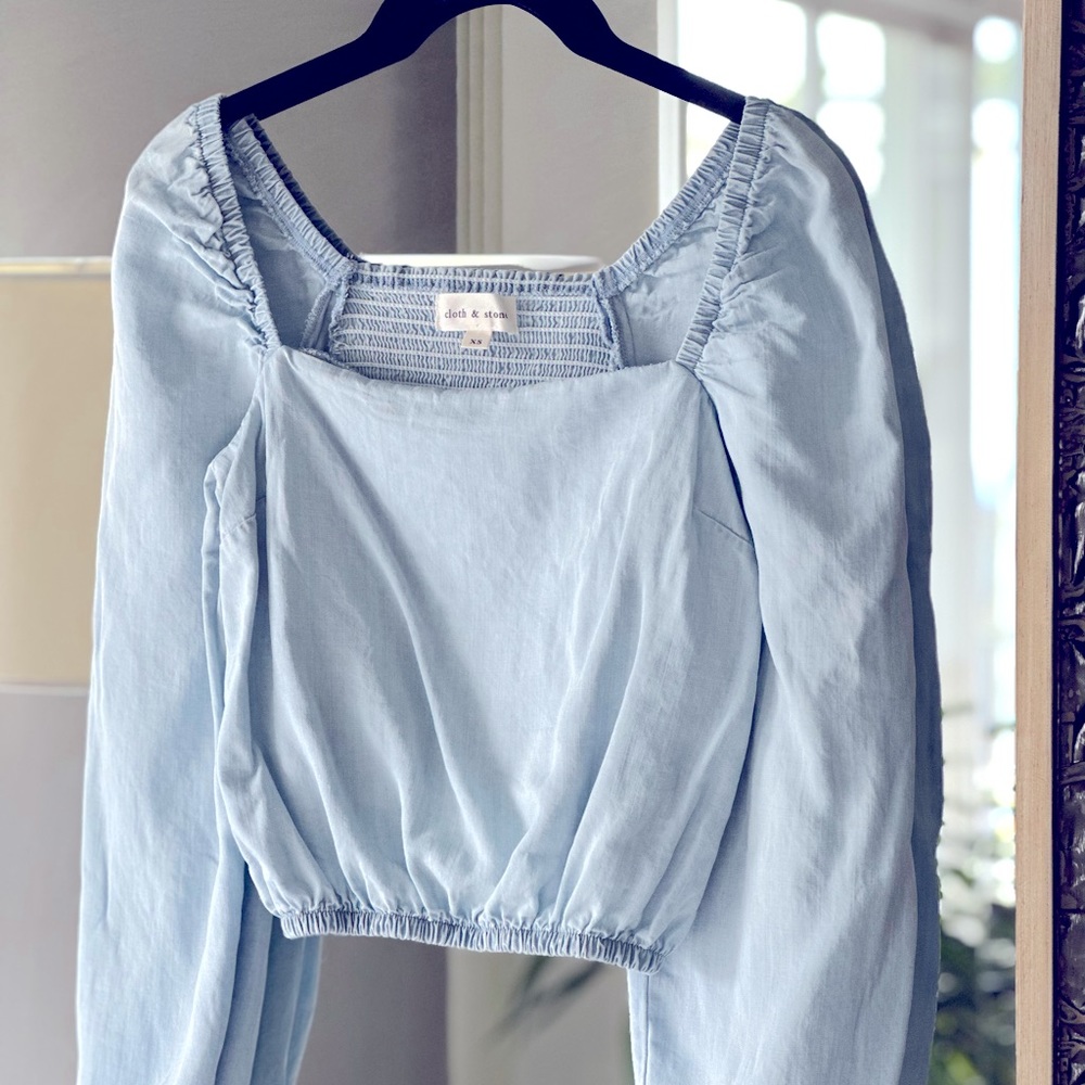 🤍🤍🤍cloth & stone light blue denim colored Size XS puffy sleeved top worn once